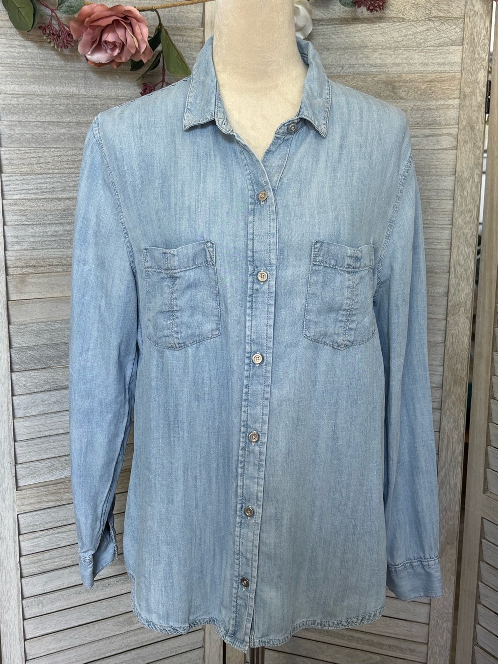 Banana Republic Women’s M Blue Chambry Soft Denim Long Sleeved Button Down Shirt